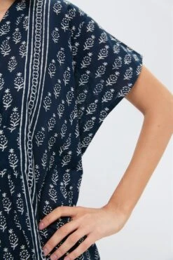 Exclusive Marguerite Blue 2 Francina Caftan -Urban Motion 20SQ3ENqj98dp3ToJh4kYgLq8ySY21mr 1