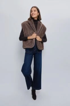 Oversized Aspen Faux Fur Vest 9 Oversized Aspen Faux Fur Vest -Urban Motion 4PAObxg5yV6TqFXbtzDeiUNz9LGweU8N 1