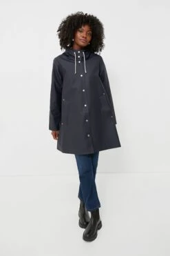 Stutterheim Navy Mosebacke Raincoat -Urban Motion FLTHukS6H2WxypCDULGdbzS3JyxwM2KR 1