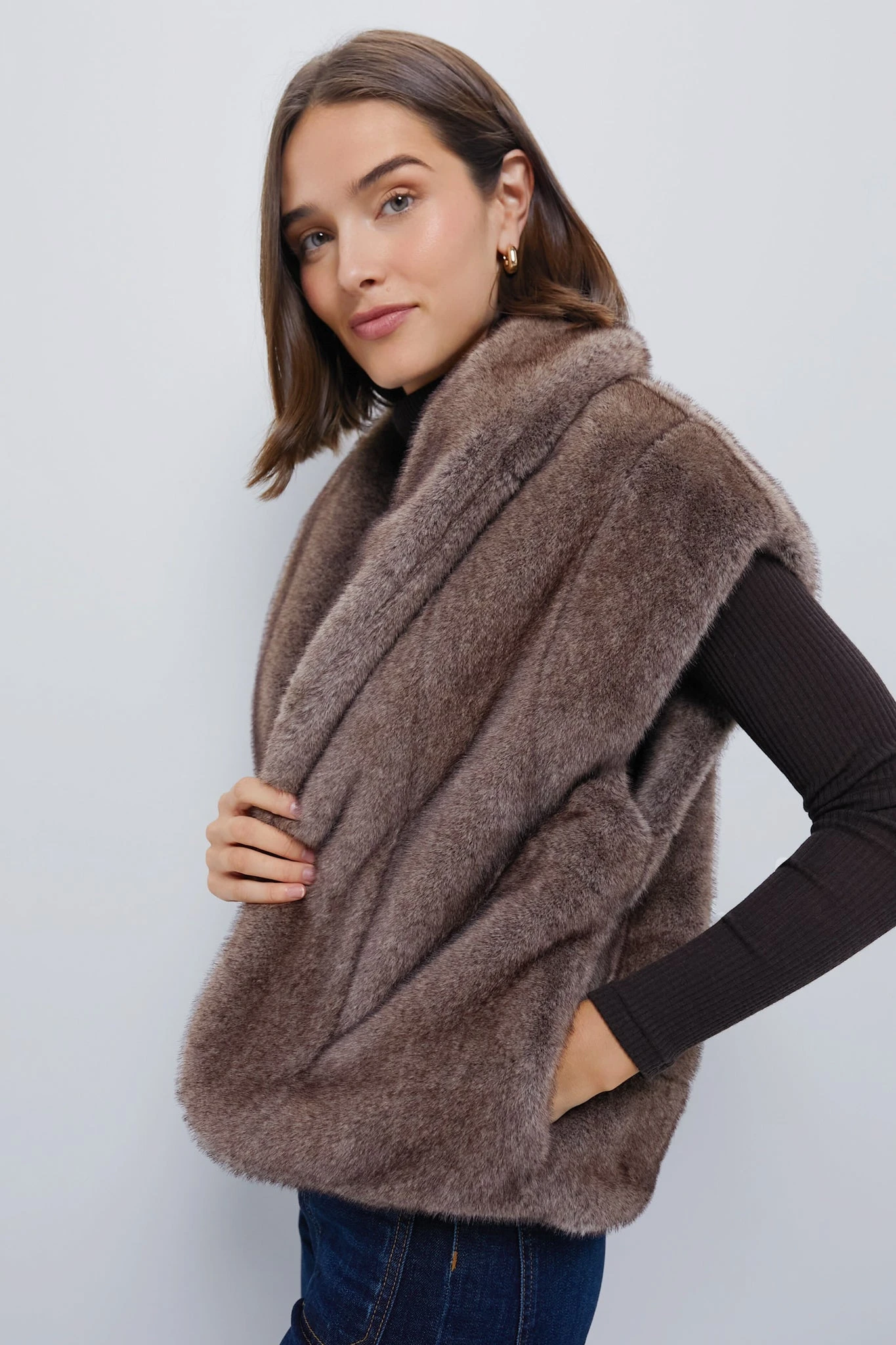 Oversized Aspen Faux Fur Vest 5 Oversized Aspen Faux Fur Vest - Image 3