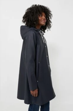 Stutterheim Navy Mosebacke Raincoat -Urban Motion WC9E5oA191fE4HgAI3Zqo3boVIlOcqKU 1