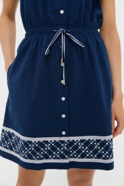 Navy And White Embroidered Sleeveless Performance Seersucker Alcott Golf Dress -Urban Motion duvbiGpcAnpKQGhvr8wABJClXloneNgl 1
