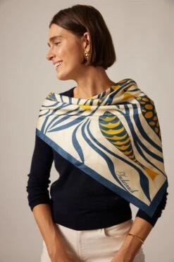 Navy Cashmere V-Neck Sweater 17 Navy Cashmere V-Neck Sweater -Urban Motion qcMrcLaBRTVGYixcaWxOrHTOsnWQTSV0 1